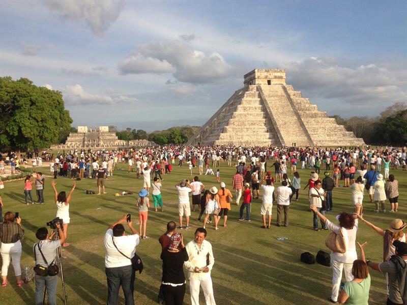 Cientos de personas que reciben la primavera en el castillo de Chicén Itzá, en Mérida, estado de Yucatán (México).