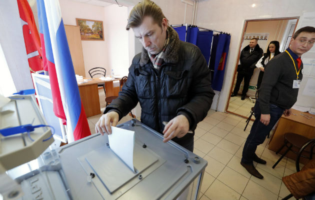 Según informó la Comisión Electoral Central, la participación rondaba el 60%. FOTO/AP