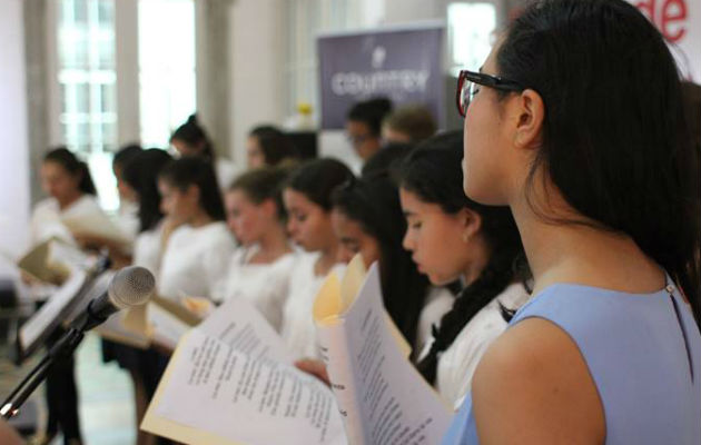 El coro lo conforman alumnos de entre 7  y 13 años. Quieren incorporar después a los más pequeños. Foto: Cortesía.