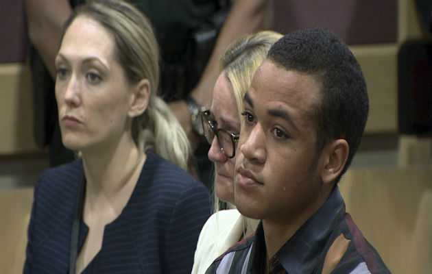 El hermano de Nikolas Cruz, Zachary Cruz, en el tribunal después de la comparecencia de su hermano Nikolas Cruz. FOTO/AP 
