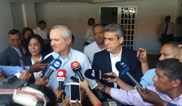 Marcela Paredes, Álvaro Alemán y Miguel Mayo fueron al diálogo. Cortesía