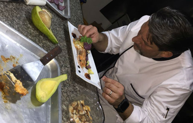 Chef Stephane Dias prepara un platillo. Foto: Héctor Acosta.