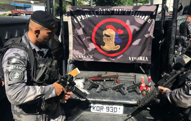 El Batallón de Operaciones Policiales Especiales muestran armas de fuego incautadas durante un conflicto con traficantes en la favela de Rocinha. FOTO/EFE 