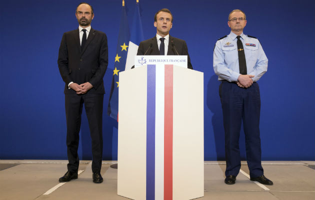 El presidente francés Emmanuel Macron sostuvo un reunión con los encargados de la defensa del país. FOTO/AP