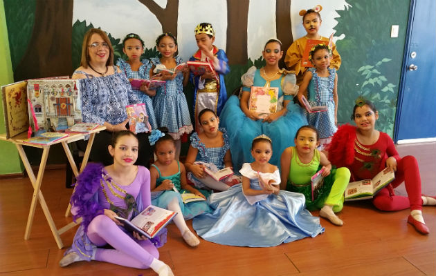 Con sus amados niños del Teatro de Tía Dora. Foto: Cortesía.