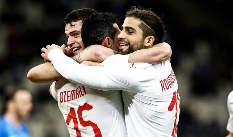 Blerim Dzemaili (15) anotó el gol que le dio la victoria a Suiza sobre Grecia. /Foto EFE