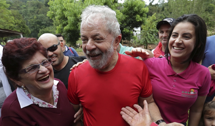 El ex presidente Luiz Inácio Lula da Silva, se reunió con partidarios en una granja en Nova Erechim. AP