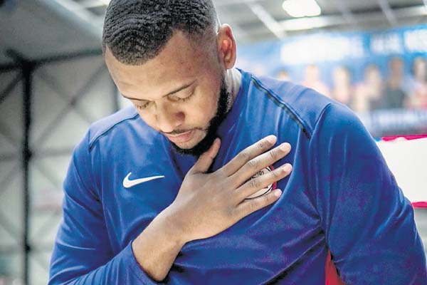 Zeke Upshaw cayó a la duela cuando faltaban segundos para finalizar el partido. /Foto @grdrivef