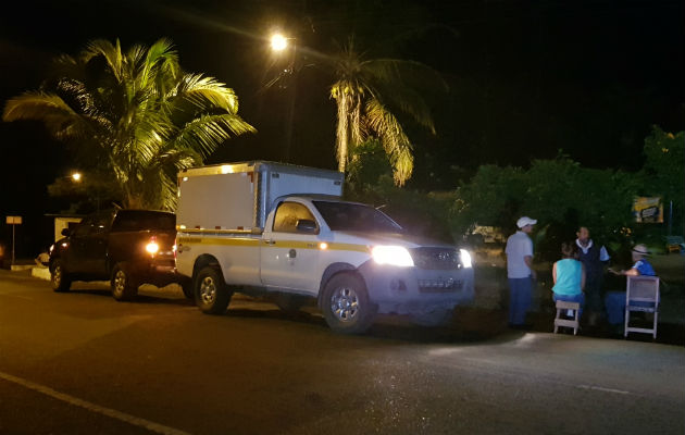 Momentos en que transportaban el cadáver del abogado a la morgue. Foto: Delfia Cortez