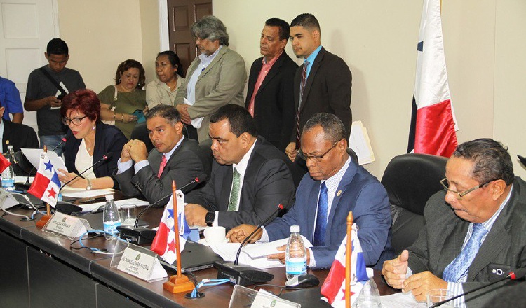 La comisionada Vallarino (izquierda) se opone a esta propuesta. /Foto Asamblea