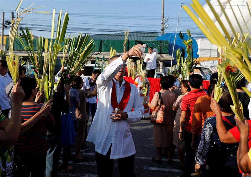 Millones de fieles acudieron a las iglesias de todo el archipiélago filipino con motivo del Domingo de Ramos, en el que se conmemora de acuerdo con la tradición cristiana la entrada de Jesús en el templo de Jerusalén.