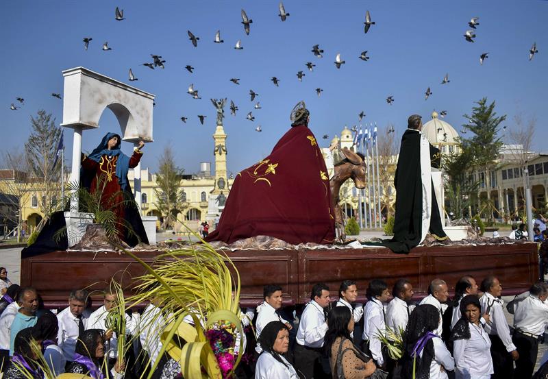 Miles de católicos salvadoreños dieron la bienvenida a la Semana Santa con la tradicional procesión de Domingo de Ramos, que representa la entrada triunfante de Jesús a Jerusalén.