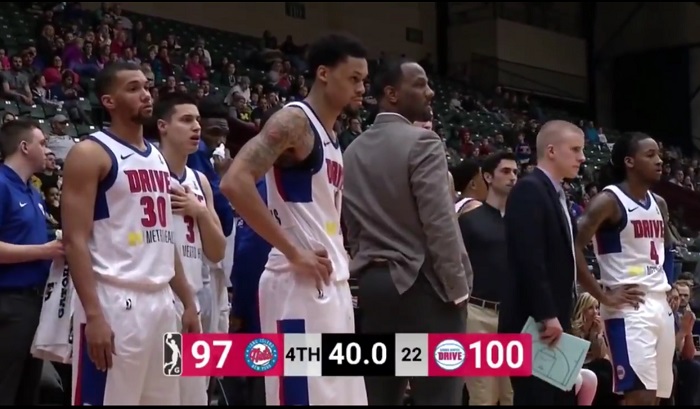 Los compañeros de Zeke Upshaw observan el hecho . Foto Captura