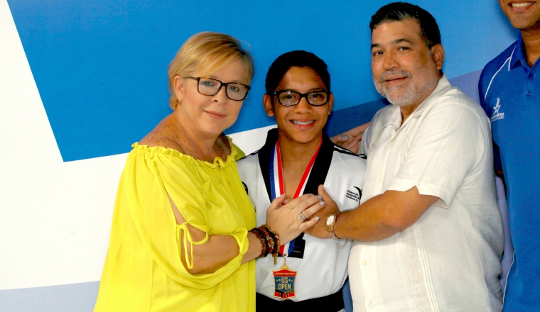 Daniel Verbel (c), junto a sus padres. Daniel Verbel (c), junto a sus padres. /Foto Anayansi Gamez