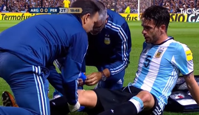 El volante se lesionó en el partido en que Argentina empató sin goles contra Perú, en la Bombonera. El volante se lesionó en el partido en que Argentina empató sin goles contra Perú, en la Bombonera.