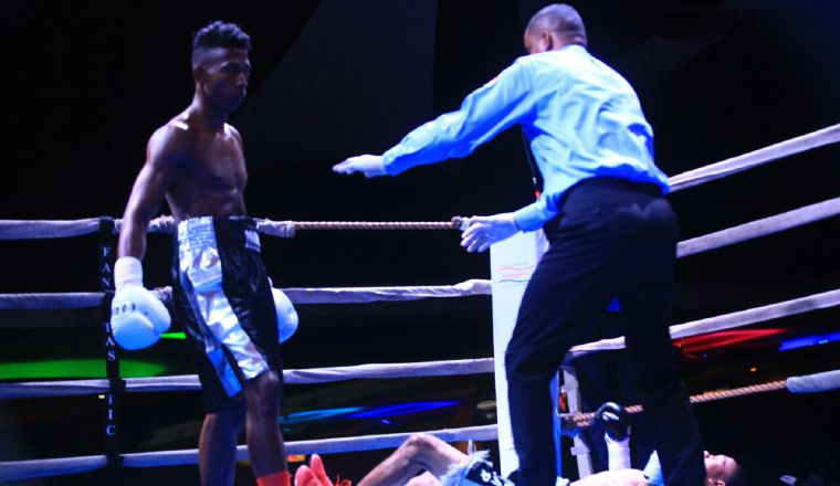 Pablo Vicente (izq.) noqueó a Miguel Payares. /Foto Anayansi Gamez
