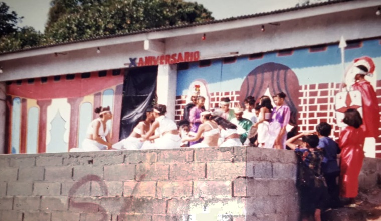 Imagen de cuando la plaza era de tierra y con bloques sin repellar. Imagen de cuando la plaza era de tierra y con bloques sin repellar.
