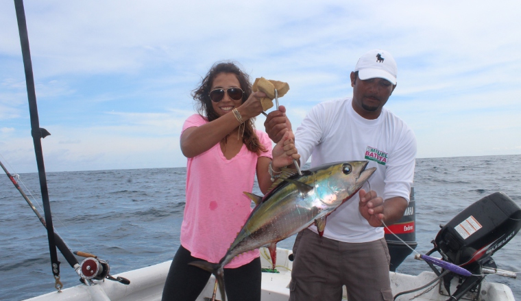 Torneos de pesca: En la provincia de Los Santos hay playas para todos los gustos. Entre ellas, están las de surf, para participar en torneos de pesca, fiestas típicas, comidas y devoción religiosa.