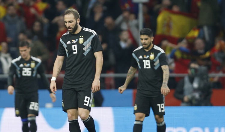 Gonzalo Higuaín (c.) no pudo esconder su frustración por la humillante derrota que sufrió la selección de Argentina. /Foto AP