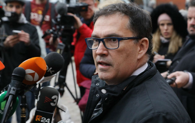 El abogado de Carles Puigdemont, Jaume Alonso Cuevillas, habló con los periodistas, sobre la situación de su cliente. FOTO/AP