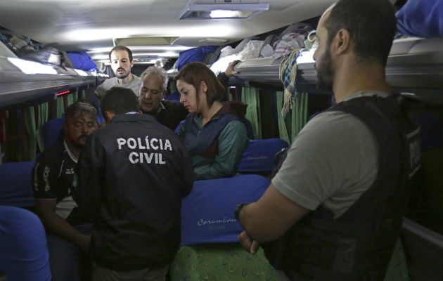 El autobús de la caravana del expresidente Lula fue atacado en Paraná. FOTO/AP