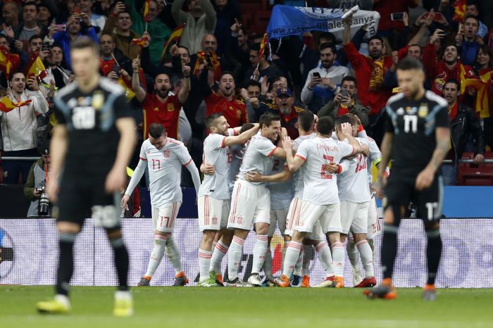 Celebración de España ante los argentinos cariacontecidos. Foto AP