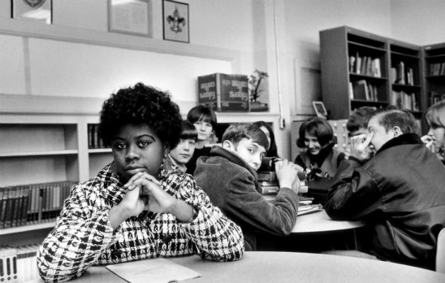 Linda Brown con otros jóvenes y sus familias lucha contra la segregación escolar. 