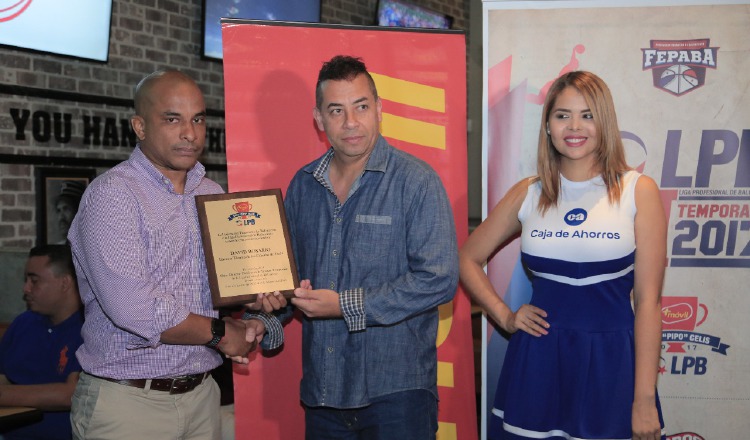 David Rosario (izq.) recibe su reconocimiento. /Foto Cortesía