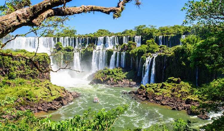 Las cataratas del Iguazú tiene más de 270 saltos de agua en plena selva paranaense