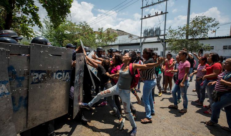 Familiares de presos protestan. EFE