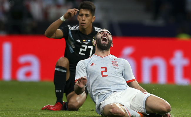 Dani Carvajal de España (der.) y el argentino Meza. Foto AP