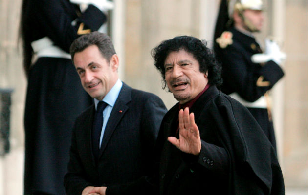 Nicolás Sarkozy y el líder libio Muammar Gaddafi durante un encuentro en el Palacio del Elíseo, en París en diciembre de 2007. FOTO/EFE