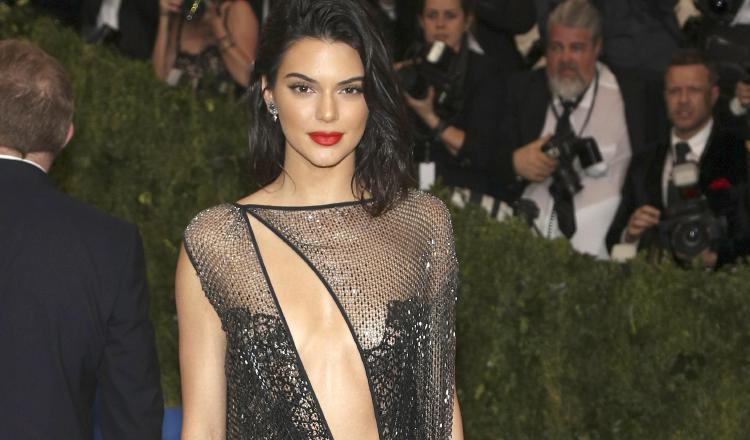 La modelo estadounidense Kendall Jenner posa a su llegada durante una gala benéfica. Foto: EFE La modelo estadounidense Kendall Jenner posa a su llegada durante una gala benéfica. Foto: EFE