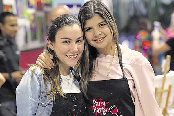 6. Carolina Jaén y Astrid Castillero.