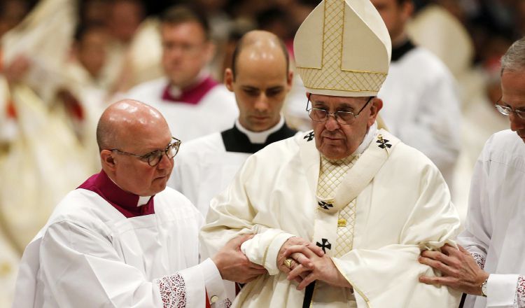 El Papa Francisco durante una solemne ceremonia de vigilia de Pascua en la Basílica de San Pedro. AP
