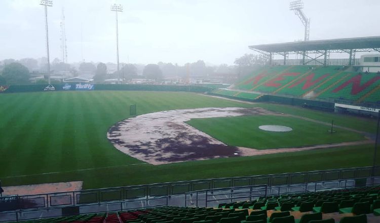 Así se veía el campo de juego durante la lluvia. /Foto @Fedebeis