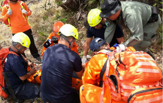 Rescatistas de la Fuerza de Tarea Conjunta se encargaron del traslado del bañista.