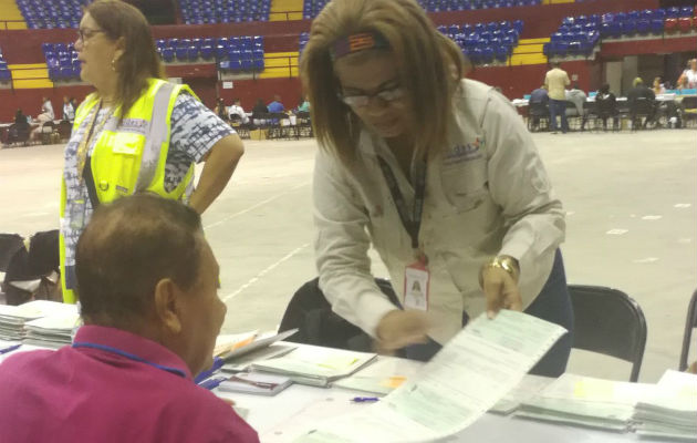 Hubo orden en la entrega de estos certificados. Foto/Panamá América Hubo orden en la entrega de estos certificados. Foto/Panamá América