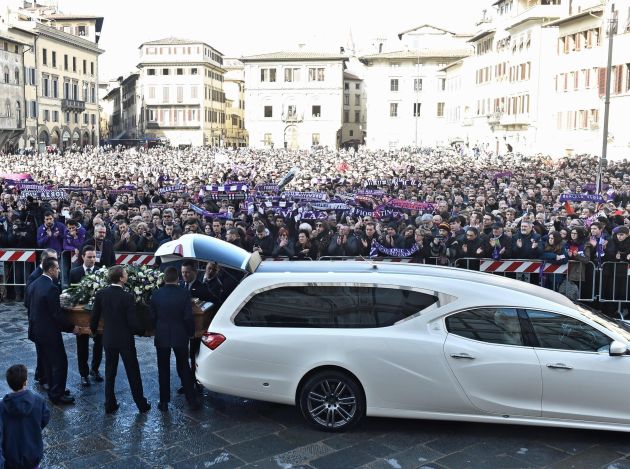 Miles de fanáticos acompañaron a Astori en su último adiós. Foto EFE Miles de fanáticos acompañaron a Astori en su último adiós. Foto EFE