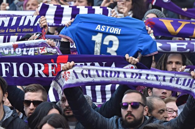 Fanáticos despiden a Astori. Foto EFE Fanáticos despiden a Astori. Foto EFE