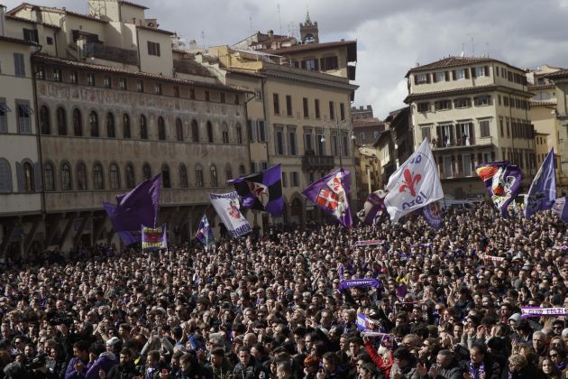 Miles de fanáticos acompañaron a Astori en su último adiós. Foto AP Miles de fanáticos acompañaron a Astori en su último adiós. Foto AP