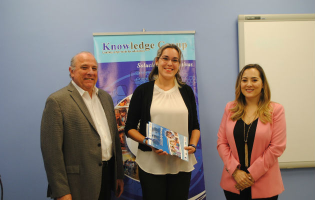 Pedro Fábrega Presidente de Knowledge Group, Elsie Rabat y Natalia Diaz de Microsoft. Foto Cortesía.