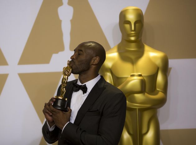 Kobe Bryant con su estatua de los Oscar. Foto AP Kobe Bryant con su estatua de los Oscar. Foto AP