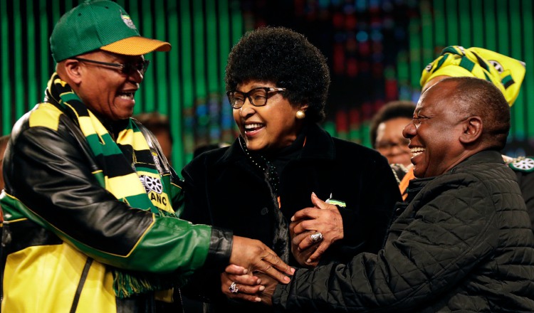 El presidente de Sudáfrica, Jacob Zuma, izquierda, saluda a Winnie Madikizela-Mandela. AP