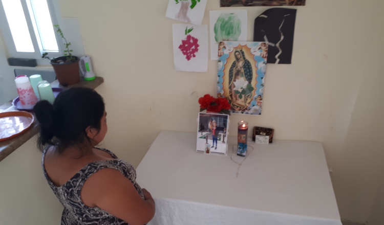 Altar en memoria de la menor, en la casa de la familia Hernández. Elena Valdez