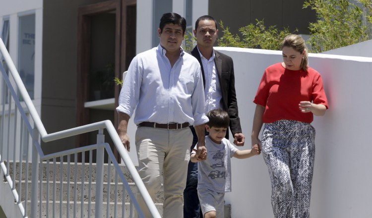 El presidente electo Carlos Alvarado, su esposa Claudia Dobles, con su hijo Gabriel, AP