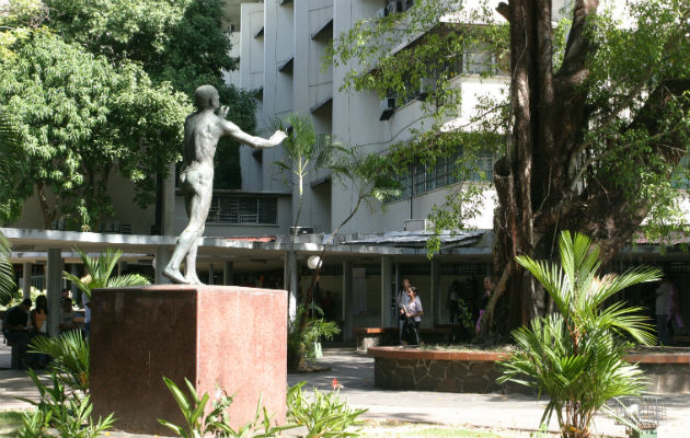 Estatua Hacia la luz en la Universidad de Panamá, al lado de la Biblioteca interamricana 'Simón Bolívar'. Foto: Archivo.