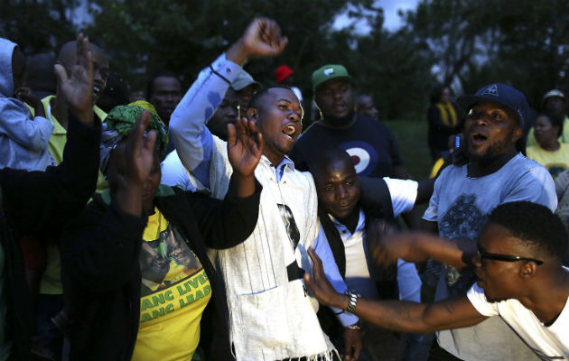 Partidarios del Congreso Nacional Africano de Sudáfrica (ANC) bailan y cantan en celebración de la vida de Winnie Madikizela-Mandela. FOTO/EFE
