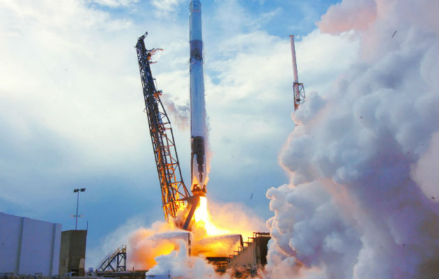 Cohete Falcon 9 de la empresa SpaceX, que lleva el primer satélite centroamericano. FOTO/EFE