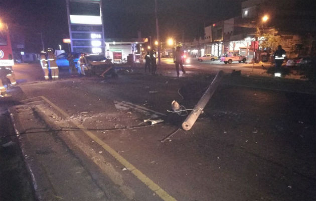 El poste del tendido eléctrico paró en la vía tras el tremendo impacto.